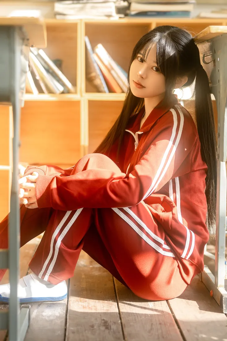 红色校服学生手机壁纸｜书架背景 - 双马尾少女「哲风壁纸」