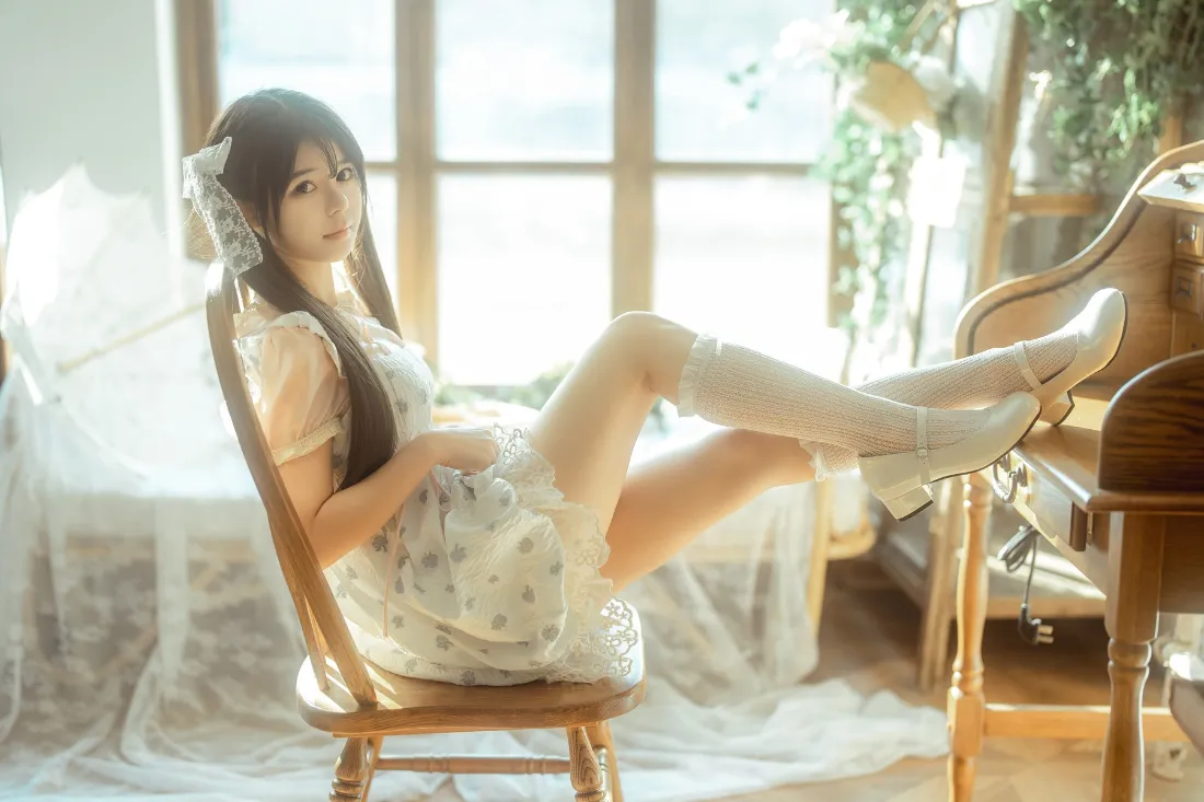 日系少女手机壁纸｜白色连衣裙背景图片 - 阳光窗边「哲风壁纸」