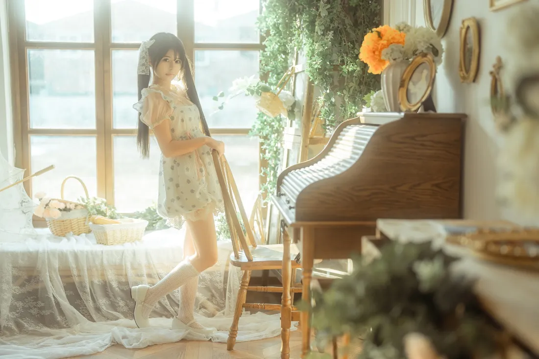 女孩手机壁纸｜室内背景图片 - 阳光钢琴绿植「哲风壁纸」