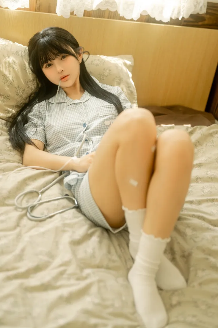 病号服少女手机壁纸｜卧室床铺背景图片 - 白色袜子「哲风壁纸」