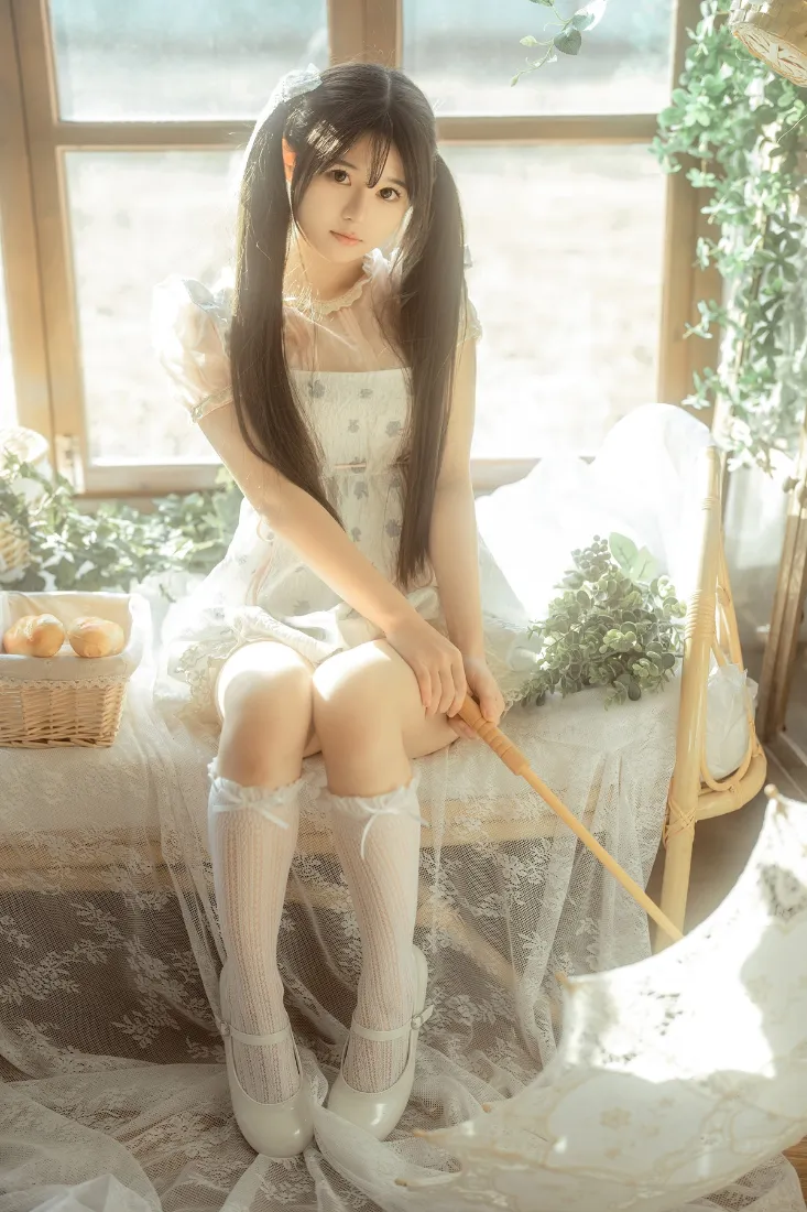 双马尾女孩手机壁纸｜白色连衣裙背景 - 阳光窗台绿植「哲风壁纸」