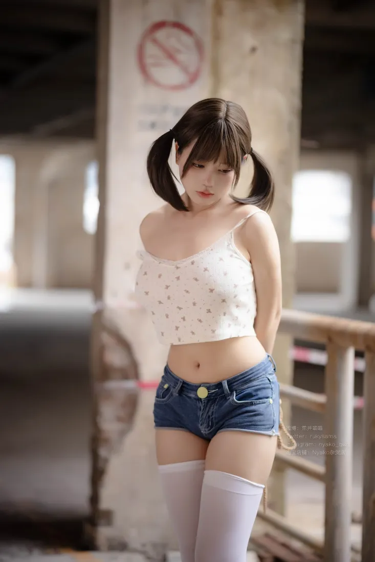 双马尾少女手机壁纸｜工业区背景 - 白色穿搭「哲风壁纸」