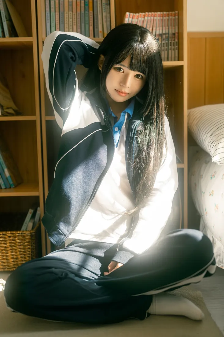 长发女生手机壁纸｜居家背景图片 - 学生校服阳光房间「哲风壁纸」