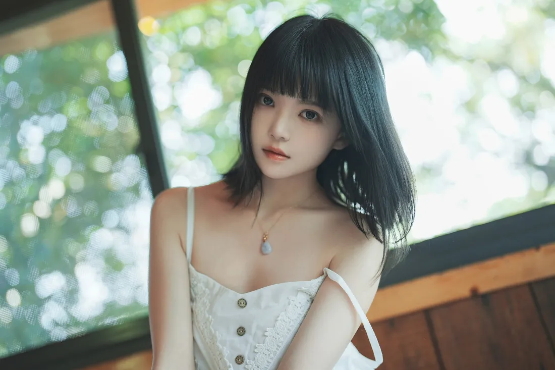 白衣少女手机壁纸｜阳光绿植背景图片 - 清新夏日「哲风壁纸」
