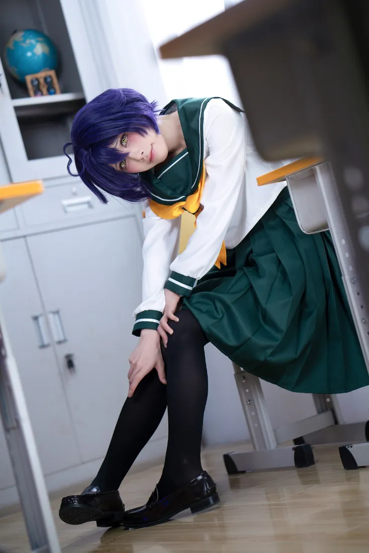 JK制服cosplay手机壁纸｜教室背景图片 - 紫发少女「哲风壁纸」