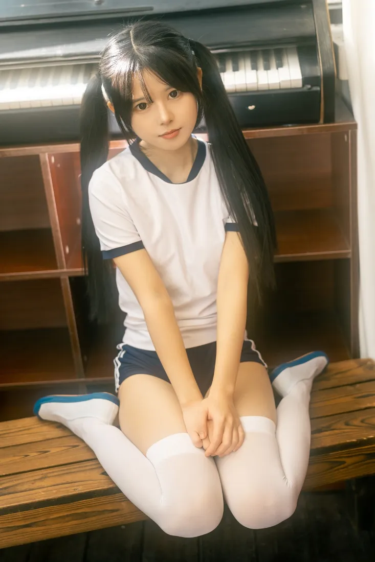 双马尾少女手机壁纸｜教室背景 - 学生校服白长袜「哲风壁纸」