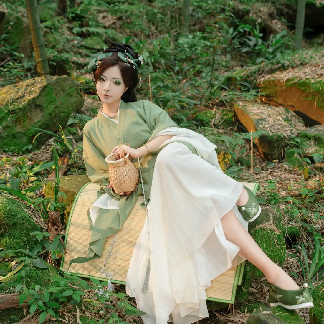 古风汉服女子手机壁纸｜竹林背景图片 - 绿色自然「哲风壁纸」