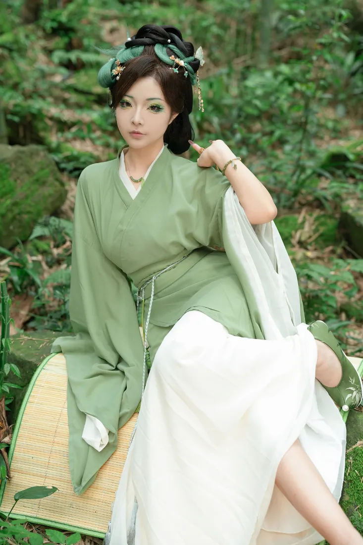 古风女子手机壁纸｜森林背景图片 - 绿色古装户外「哲风壁纸」
