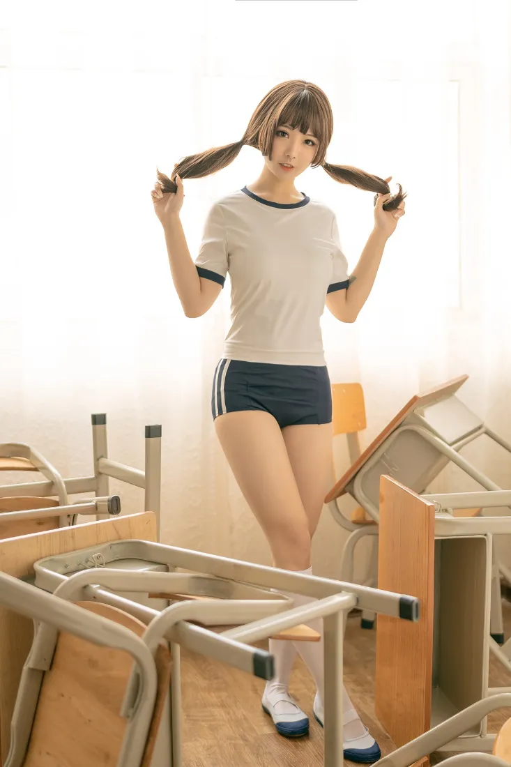 学生教室手机壁纸｜课桌椅背景图 - 双马尾女生「哲风壁纸」