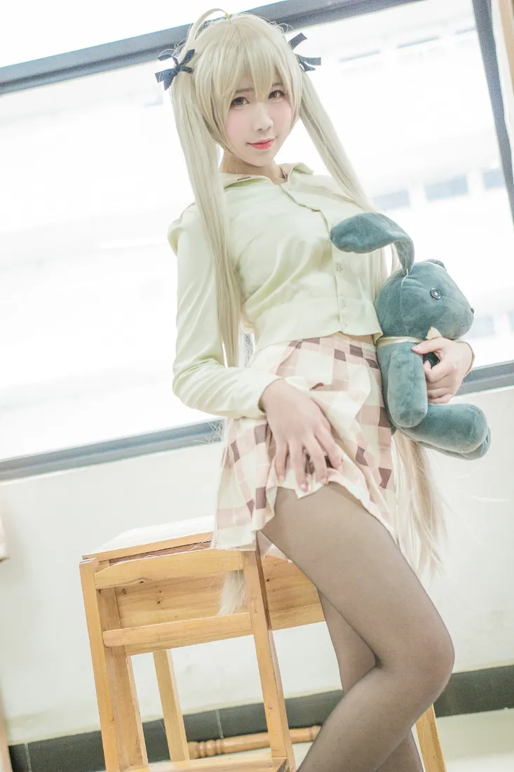 双马尾少女cosplay手机壁纸｜教室背景图片 - 白色黑丝「哲风壁纸」