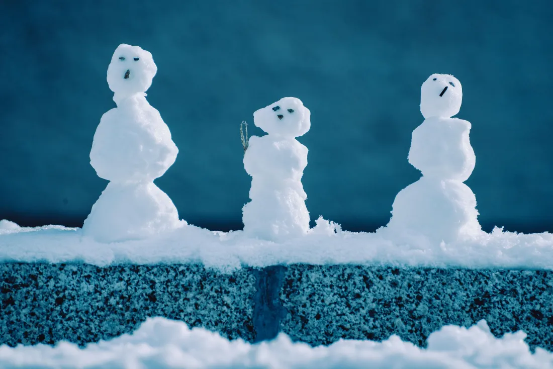 6k雪人壁纸｜蓝色背景图片 - 冬季雪景「哲风壁纸」