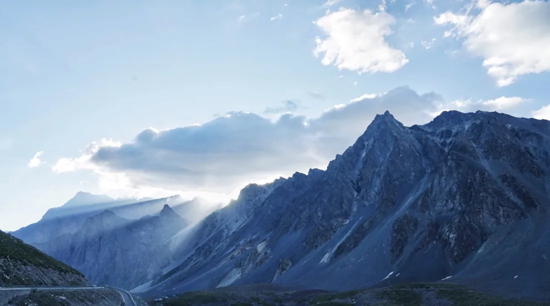 2k雪山壁纸｜阳光穿云背景图片 - 自然风景「哲风壁纸」