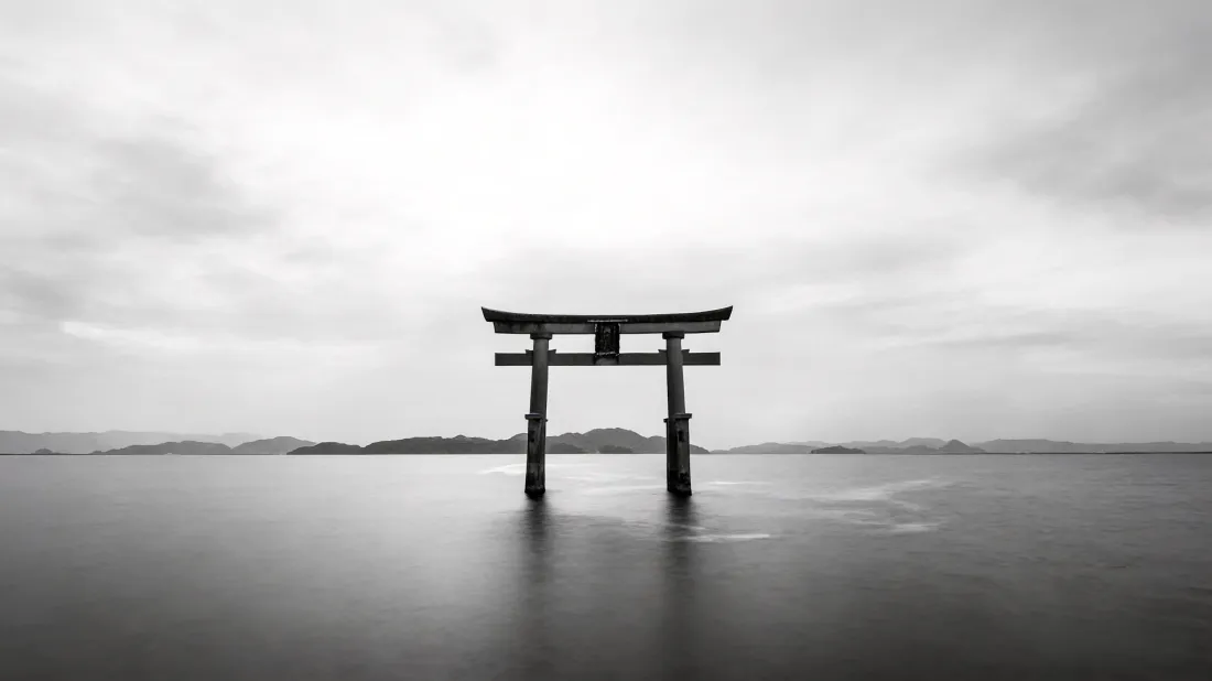3k鸟居壁纸｜海上背景图片 - 灰白调「哲风壁纸」