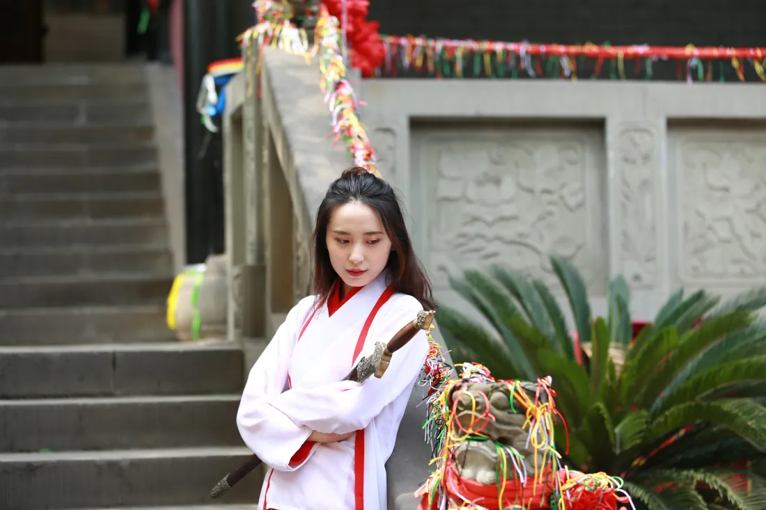 5k女子舞狮壁纸｜夏天背景图 - 传统服饰庙宇绿植「哲风壁纸」