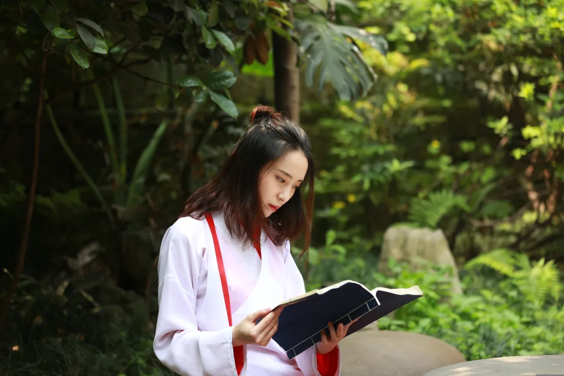 5k白衣女生壁纸｜绿植背景图片 - 夏天户外阅读「哲风壁纸」