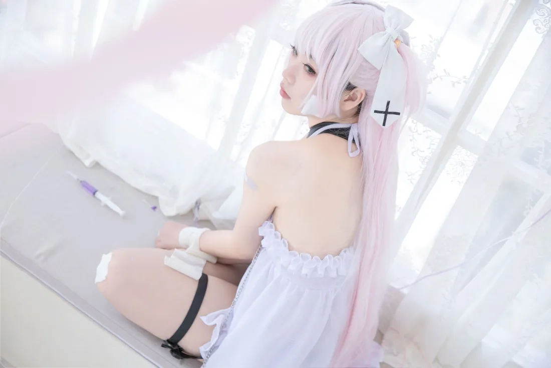 2k粉色头发coser壁纸｜白色纱帘背景 - 吊带裙少女「哲风壁纸」