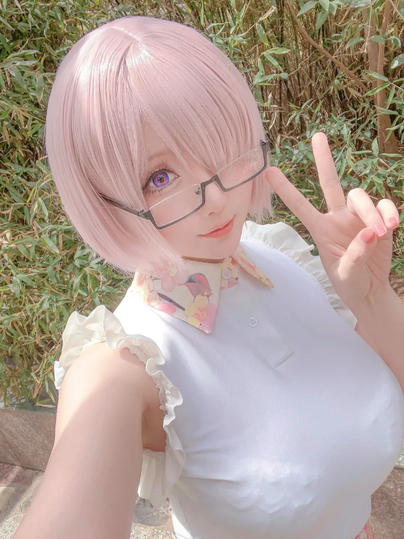 cosplay手机壁纸｜户外背景图片 - 阳光绿植少女「哲风壁纸」