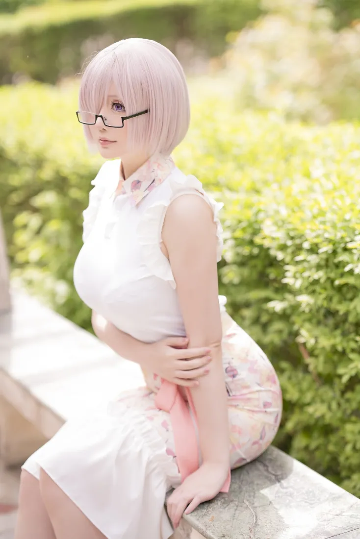 粉色短发旗袍美女手机壁纸｜户外 - 白色「哲风壁纸」