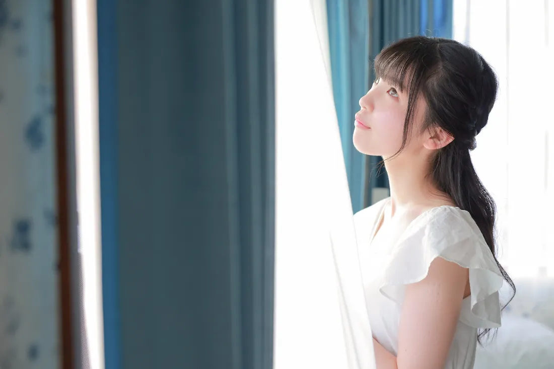 2k居家女生壁纸｜白色连衣裙背景图片 - 窗边静谧「哲风壁纸」