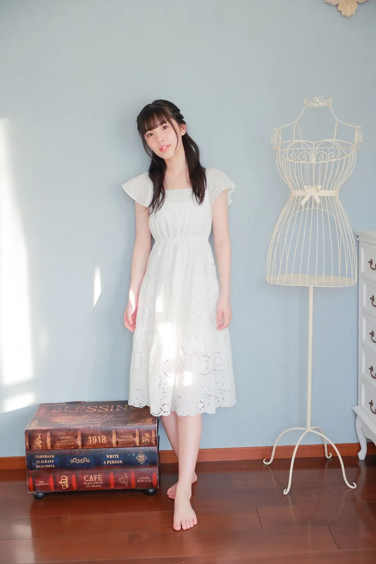 白色连衣裙女孩手机壁纸｜居家背景图片 - 清新简约「哲风壁纸」