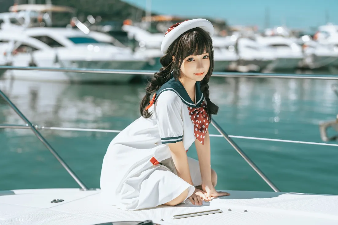 2k水手服女孩壁纸｜游艇背景图 - 白色船上「哲风壁纸」