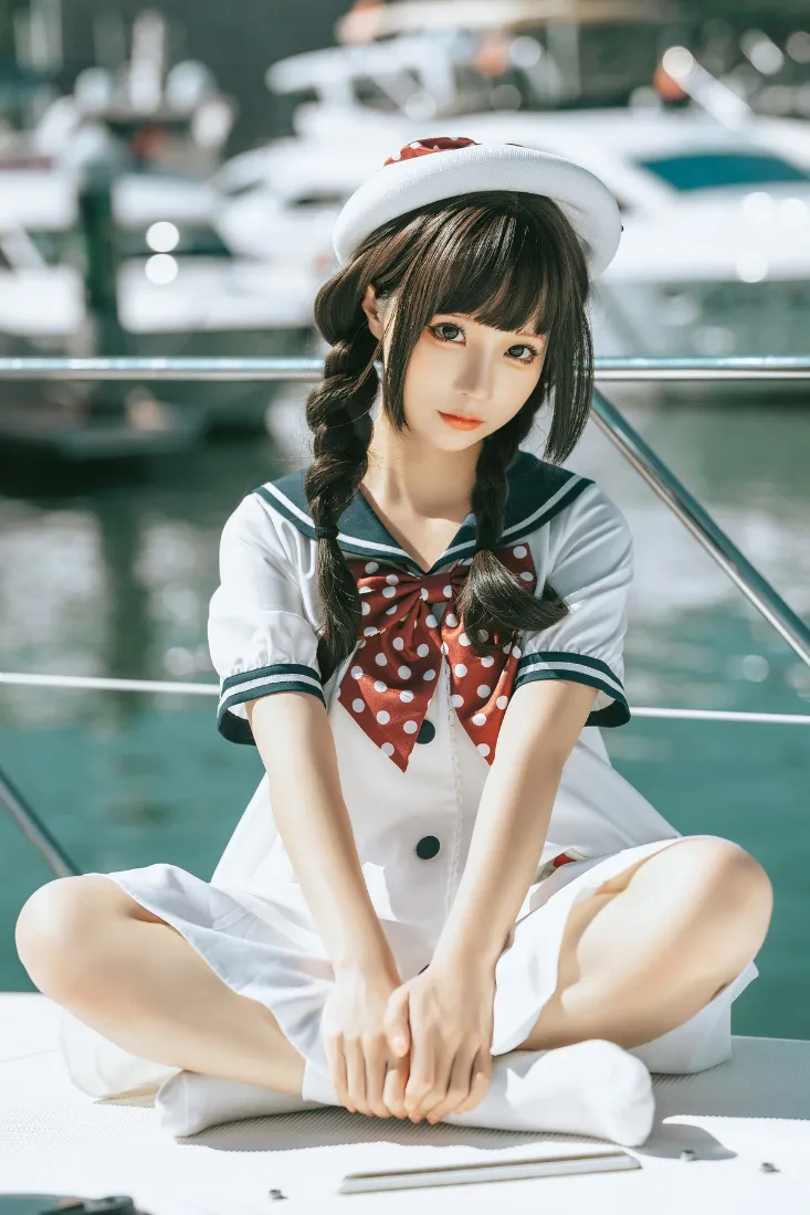 水手服少女手机壁纸｜船上背景 - 白色红色领结「哲风壁纸」