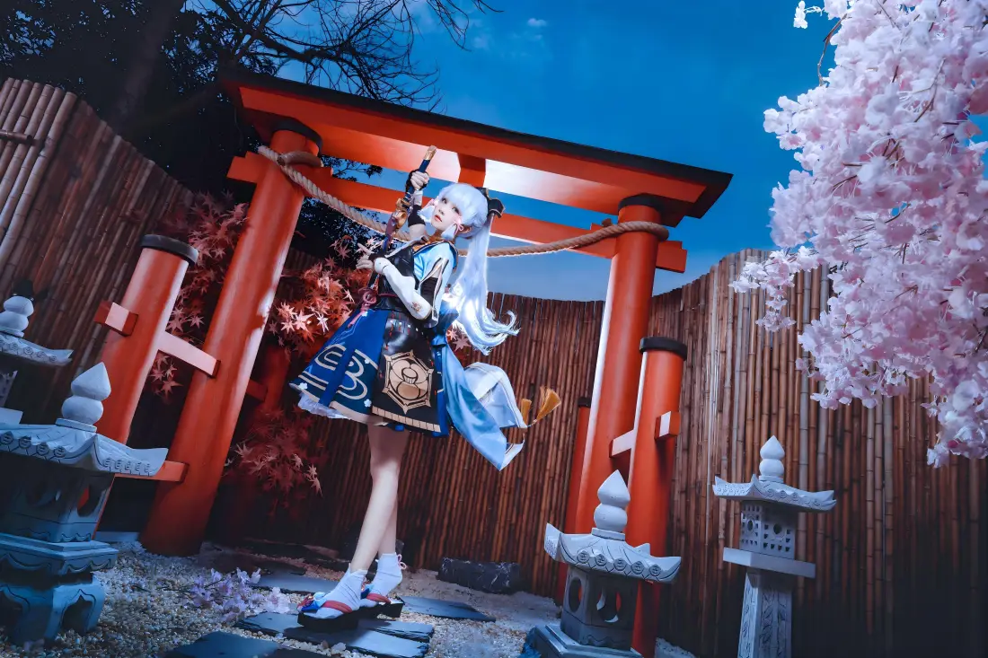 8kcosplay和服壁纸｜日式庭院背景图 - 樱花鸟居「哲风壁纸」