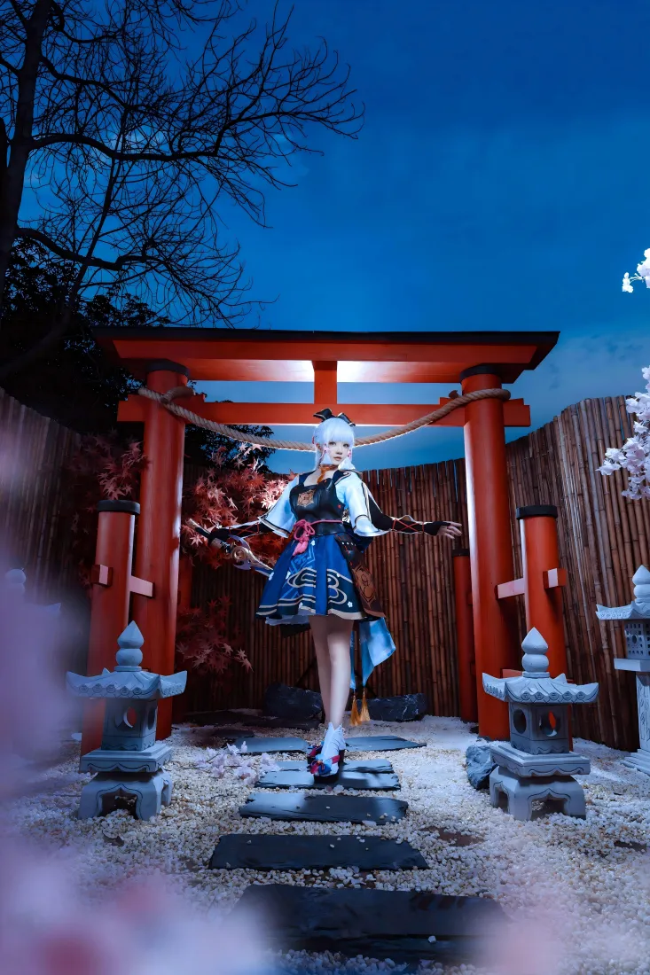 coser手机壁纸｜日式鸟居背景图片 - 樱花夜景「哲风壁纸」