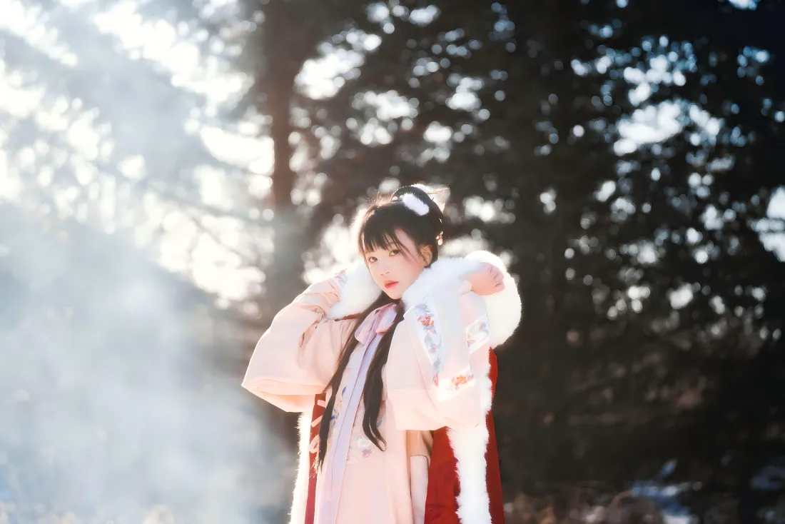 8k古风汉服女孩山间壁纸｜冬日树林背景 - 阳光雾气「哲风壁纸」