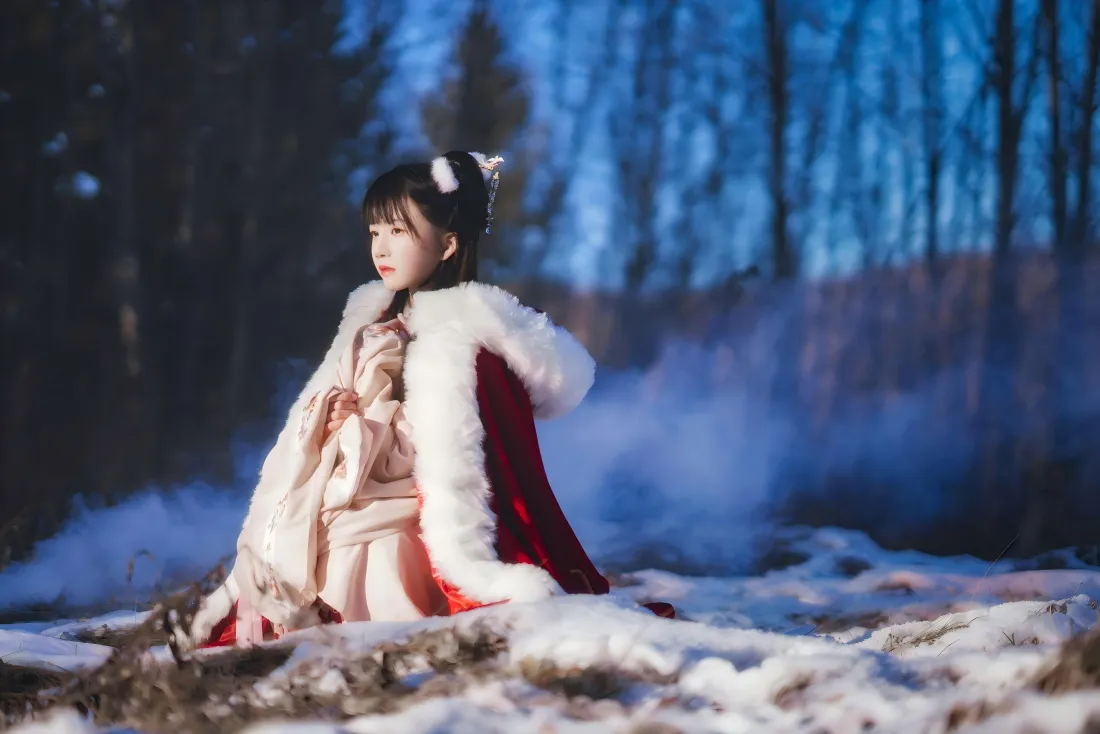 8k古风女孩壁纸｜雪景户外背景图片 - 红斗篷汉服「哲风壁纸」
