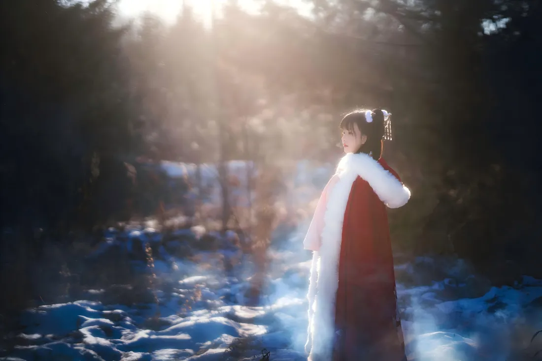 8k古装女子壁纸｜山间背景图 - 户外汉服阳光树林「哲风壁纸」