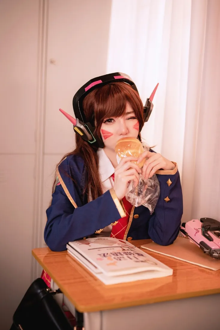 cosplay女生手机壁纸｜教室背景图片 - 校服耳机「哲风壁纸」