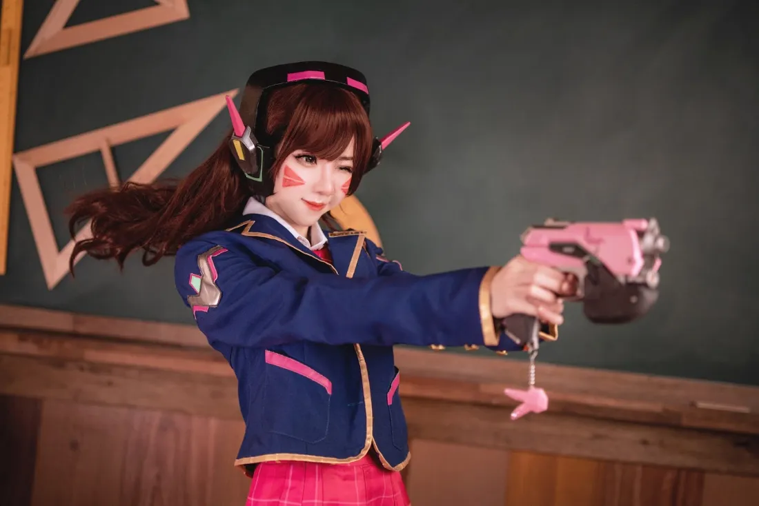 2kD.Va cosplay教室壁纸｜粉色枪械背景 - 角色扮演「哲风壁纸」