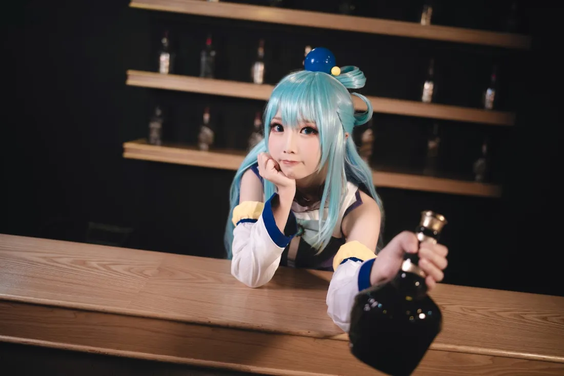 2k阿库娅cosplay壁纸｜蓝色背景 - 为美好世界献祝福「哲风壁纸」