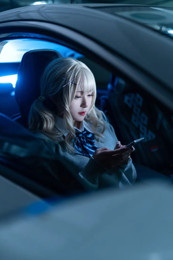 金发女性车上手机壁纸｜蓝色光背景图片 - 看手机「哲风壁纸」