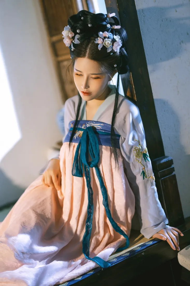 古风汉服手机壁纸｜唐制襦裙背景图片 - 古装女子「哲风壁纸」