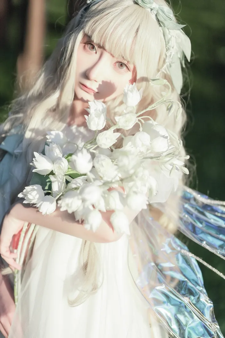 精灵少女手机壁纸｜树林背景图片 - 白色花朵「哲风壁纸」