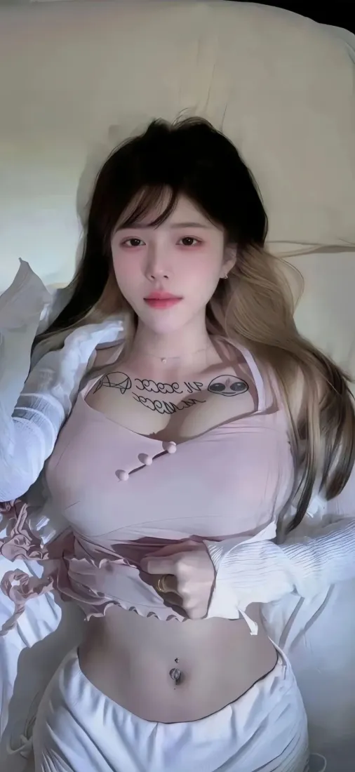 长发美女手机壁纸｜卧床背景图片 - 粉色上衣「哲风壁纸」
