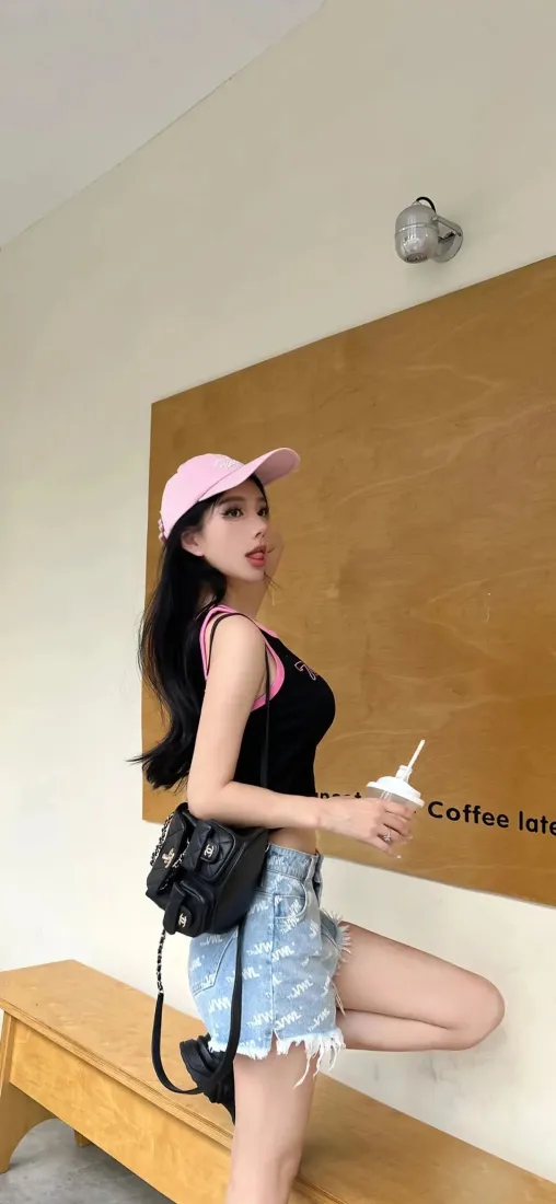 粉色帽子美女手机壁纸｜室内背景图片 - 时尚穿搭「哲风壁纸」