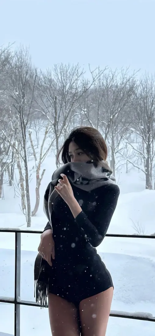 黑衣美女手机壁纸｜雪景背景图片 - 冬日户外「哲风壁纸」