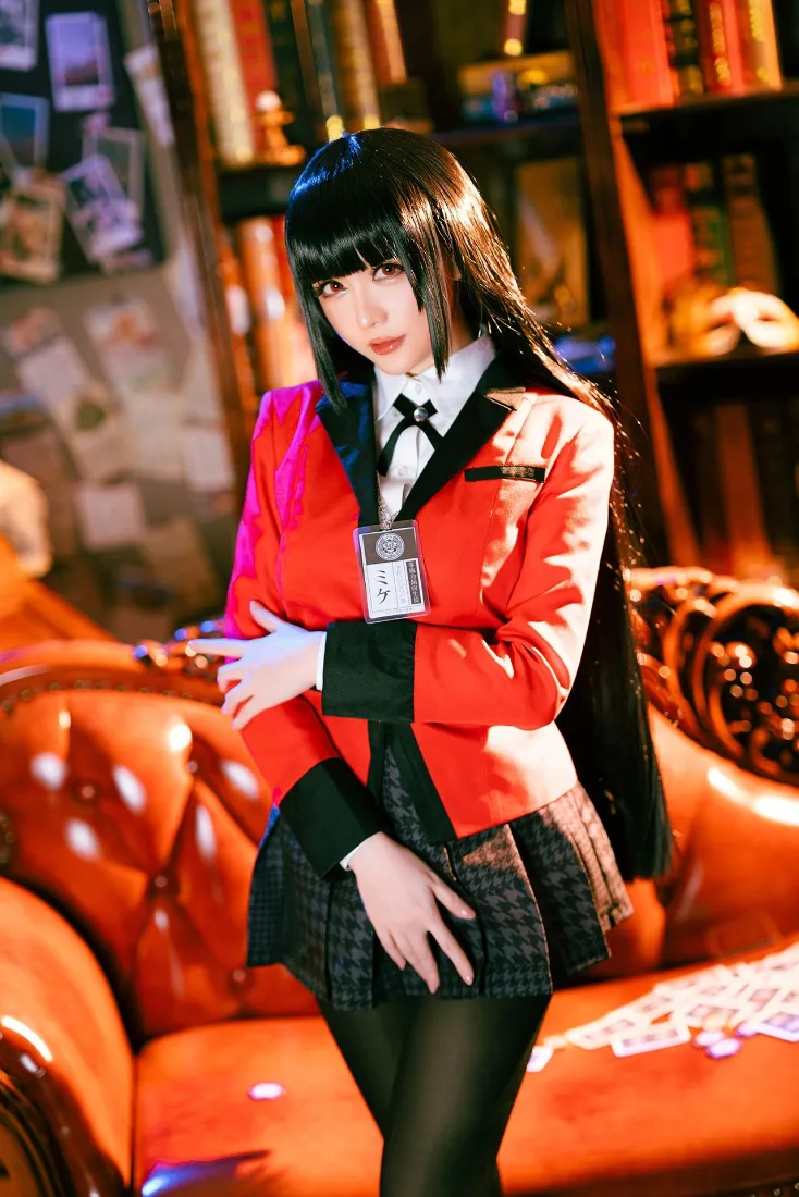 蛇喰梦子手机壁纸｜复古居家背景图片 - 红黑制服「哲风壁纸」