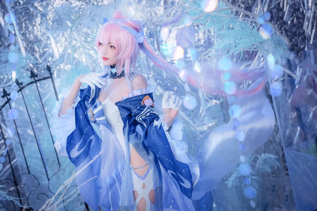 2k粉色头发少女壁纸｜冰雪背景图片 - 蓝白服装「哲风壁纸」