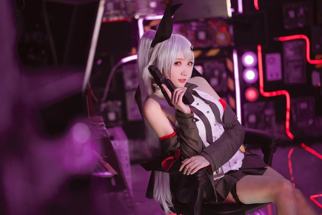 女警察cosplay手机壁纸｜紫色科技背景图片 - 银发制服黑丝「哲风壁纸」