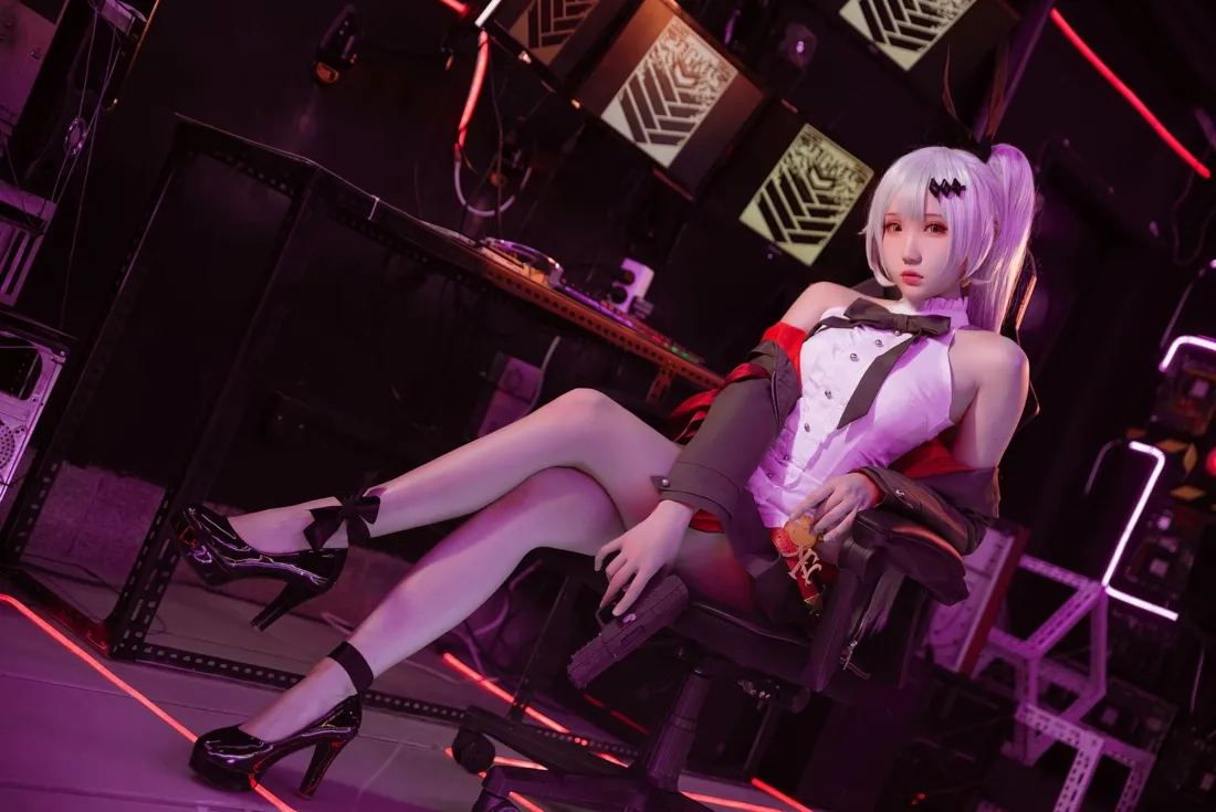 女警察cosplay手机壁纸｜紫色背景 - 角色扮演「哲风壁纸」
