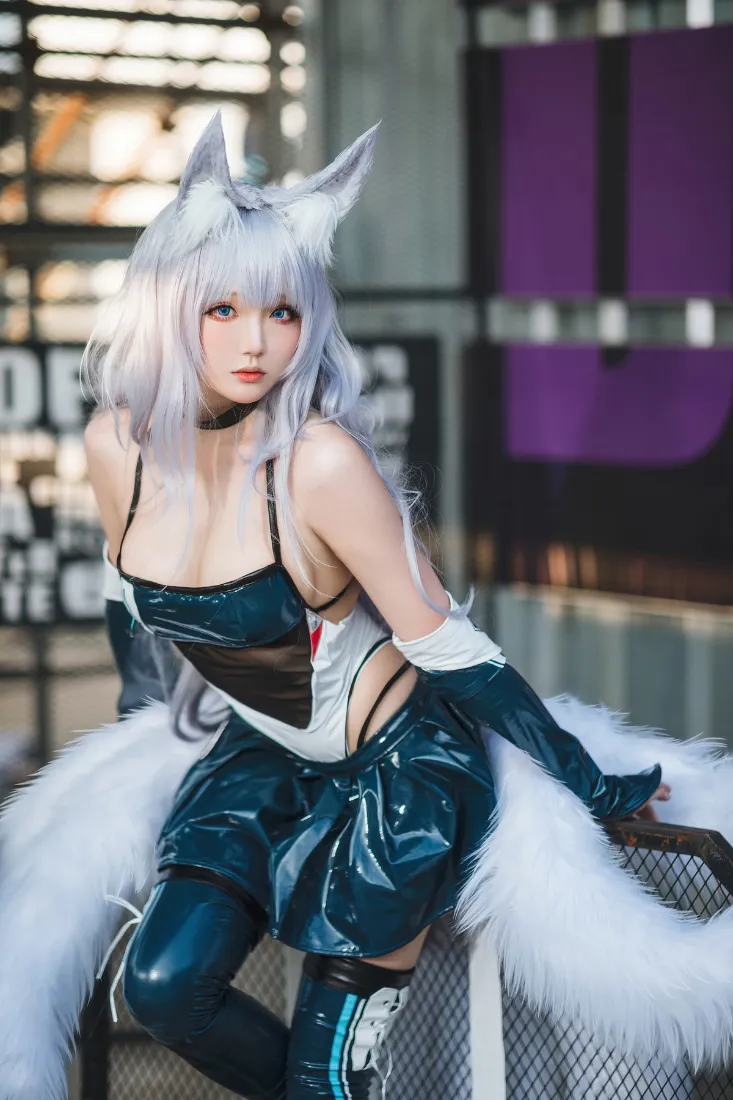 九尾狐cosplay手机壁纸｜户外背景图 - 狐耳白发「哲风壁纸」