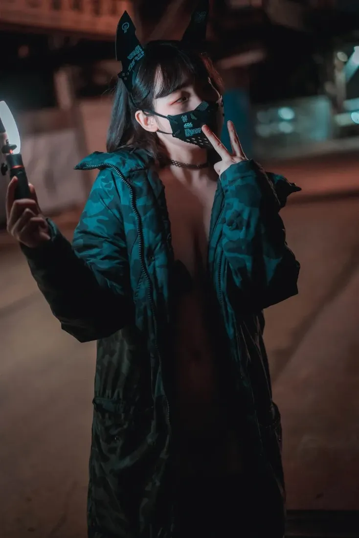 猫耳少女手机壁纸｜夜色背景图片 - 街头自拍「哲风壁纸」