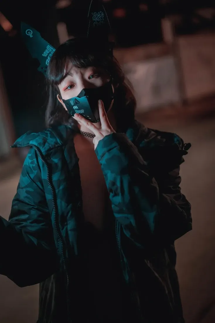 兔耳女孩夜色手机壁纸｜夜晚街头背景图片 - 潮酷穿搭「哲风壁纸」