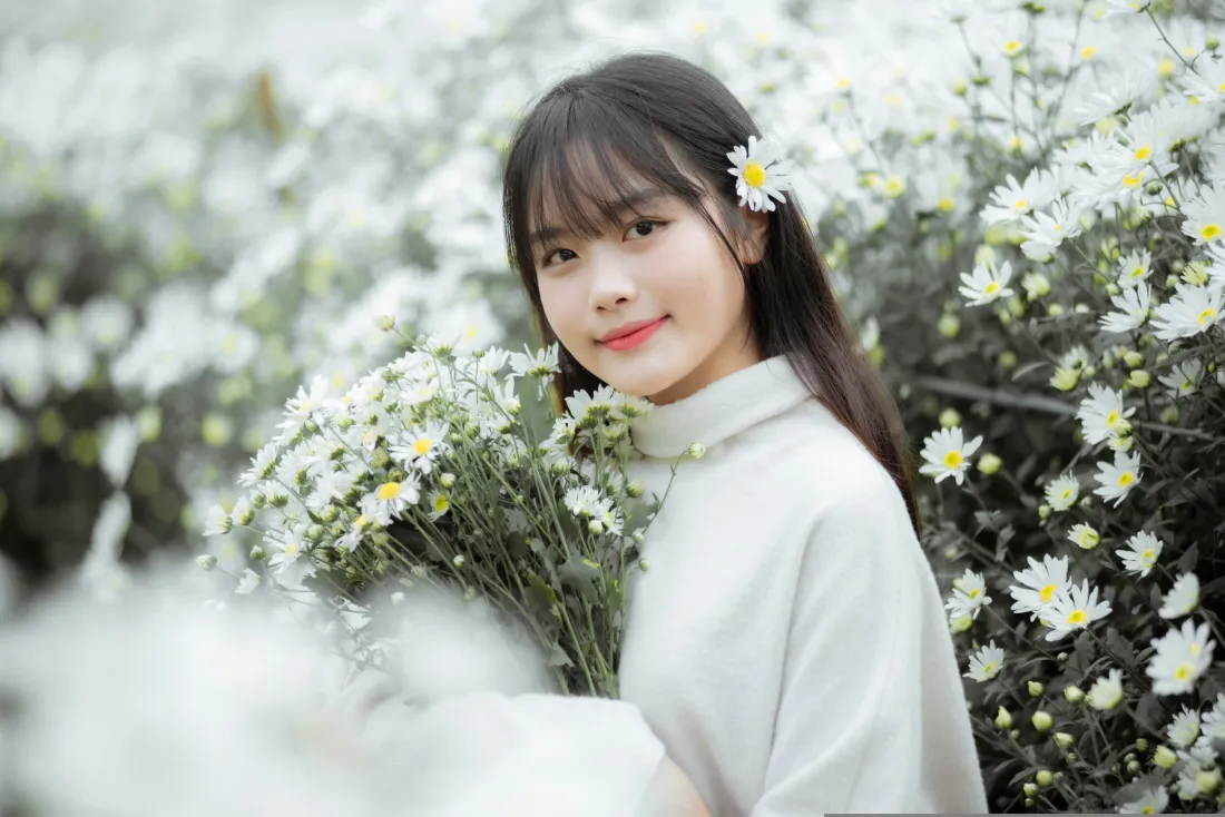 6k白衣女孩壁纸｜白色花海背景图片 - 清新捧花「哲风壁纸」