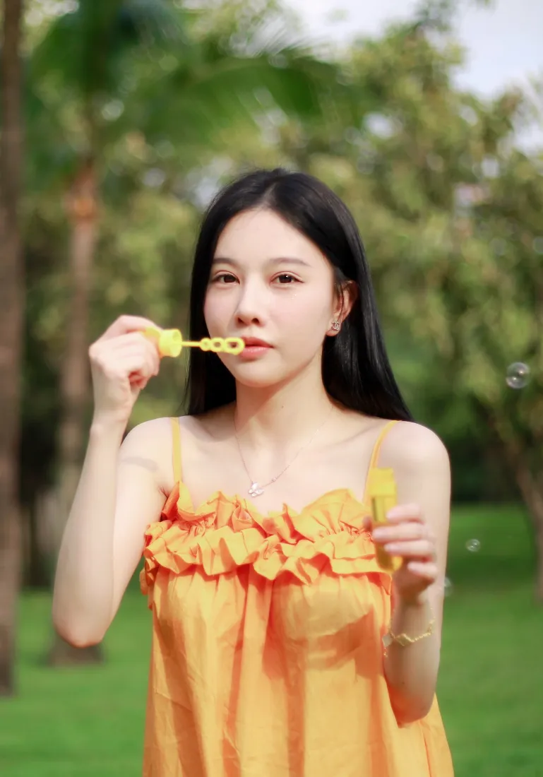 长发女生手机壁纸｜户外背景图片 - 夏天吹泡泡「哲风壁纸」