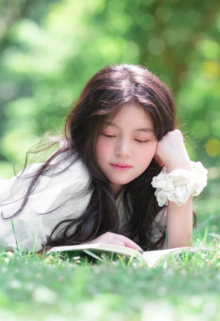 看书女孩手机壁纸｜草地背景图片 - 夏天户外阅读「哲风壁纸」